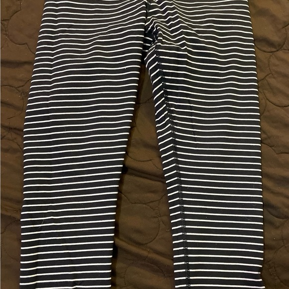 Lulu special addition size 6 crops good condition - Picture 2 of 5